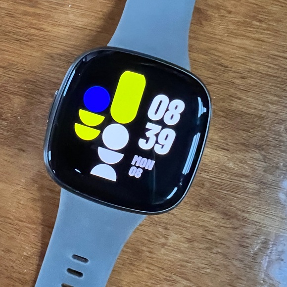 Fitbit Versa 4 Smartwatch - Picture 6 of 7